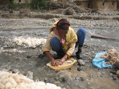 Travail de la laine pour la confection des tapis.