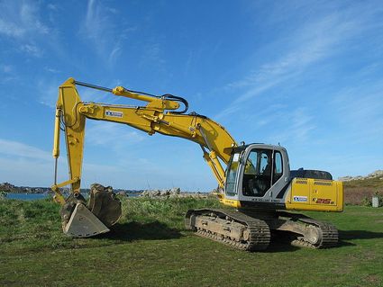 800px excavator in brittany france 1 