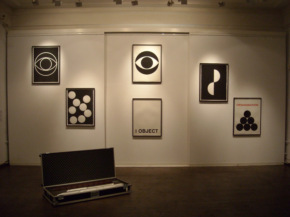 Henrik Plenge Jakobsen, "Autonomy 2", 2009, aluminium, redwood, on-board case, 26×60×144 cm, and series of gouaches on paper. Works of the Centre national des arts plastiques - Ministère de la Culture et de la Communication, France