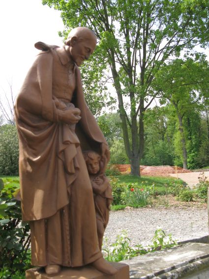 Saint Vincent de Paul
Statue située devant le Pigeonnier