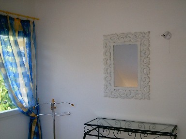 Chambre jaune meuble2