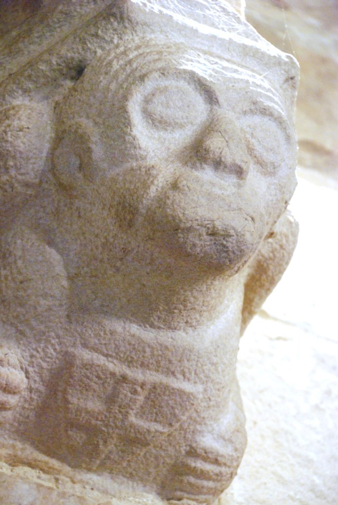 Console sculptée représentant le seigneur de Bours dans la salle publique, du Donjon de Bours photo Eric Lulé