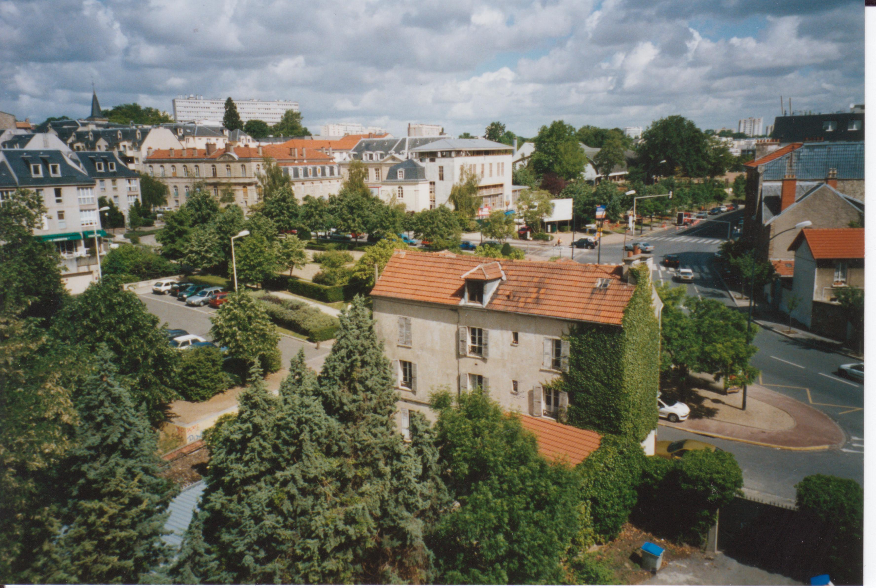 Le batiment Laprade et le clocher de leglise au loin 2002 photo G Coeuret 