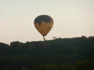 les montgolfières de la Roque Gageac arrivent parfois jusqu'au dessus des arbres - vue depuis la terrasse
