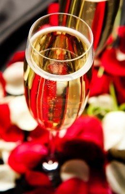 8710380 deux verres de champagne petillante avec des roses et des petales de rose
