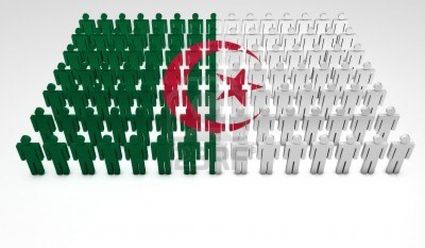 14841376 parade de personnes 3d formant une vue de dessus du drapeau algerien avec copyspace