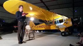 lecture de " Vol de Nuit " de Saint Exupéry, aérodrome de Cuisery dans l'atelier de rénovation Chéyenne aviation, août 2014