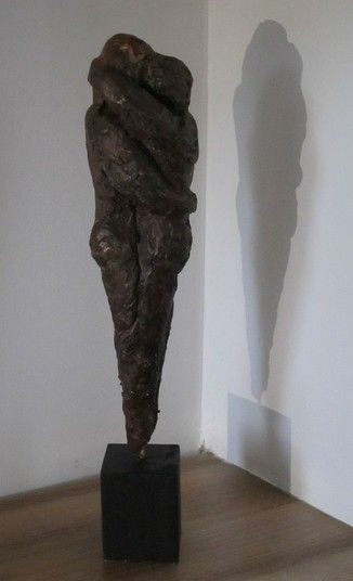 La photo ne rend pas bien. Mais c'est vrai que cette sculpture est sombre. Mon premier bronze , à partir d'une cire directe.
