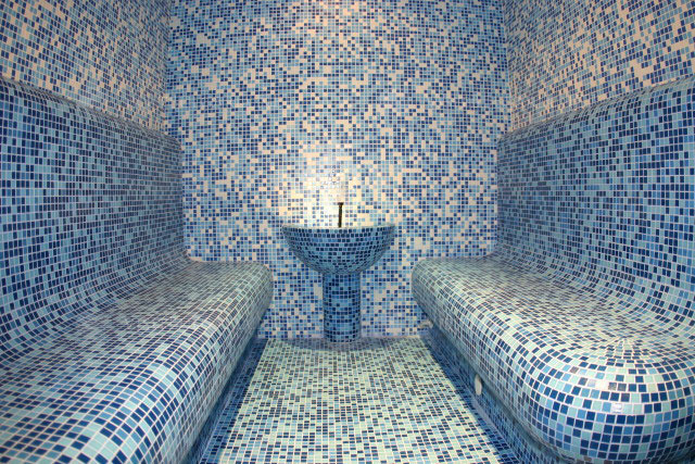vue générale dans le hammam carrelée  