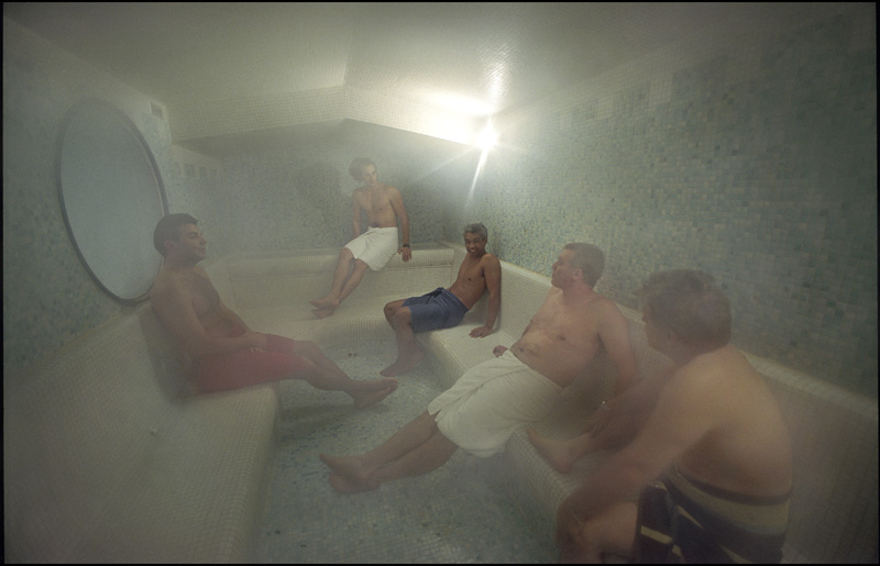 vue générale dans le hammam carrelée  