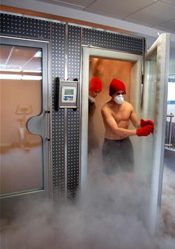 vue extérieur de la pièce de 
la chambre de cryothérapie dont un sportif effectue de la cryothérapie pour permettre d'activer sa récupération rapidement après son effort  