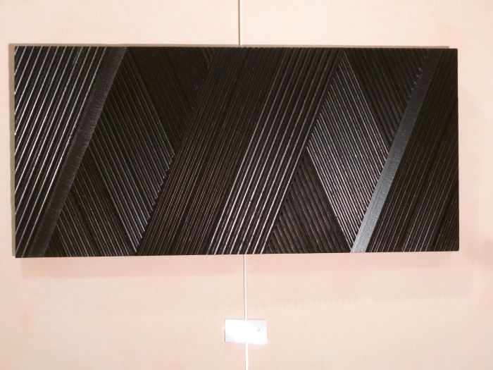 Noir relief L:86cm  H:40cm épaisseur: 3cm ( bois massif mouluré peint en noir brillant)