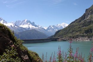 Barrage d'Emosson et vue du Mont-Blanc en arrière-plan