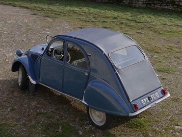 Citroën 2cv AZL avec sa capote longue et sa caisse en Couleur "Bleu glacier Ac 606" comme à l'origine.
Dès septembre 1957 Citroën adopte pour tous les Types de 2CV une jupe arrière identique à deux médaillons emboutis avec éclairage central.
Ce panneau arrière peut recevoir indifféremment une capote longue de plus en plus rare (2cv AZL) ou une capote courte avec une porte de malle fermant à clé : ce modèle étant de plus en plus plébiscité par les acheteurs citadins (2cv AZLP).