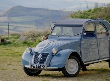 Citroën 2cv AZL 1959 : sièges en bayadère bleu, capote longue et carrosserie ont une couleur assortie.
Le bleu glacier est la première couleur possible en France. Elle coïncide avec la disparition des roues en 400 remplacées par des roues en 380.