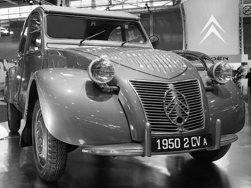 Citroën 2CV Type A - 1950. Moteur 375 cm3 avec refroidissement à air forcé par hélice métallique à 8 pales.
A noter les chevrons dans l'ovale. Cet ovale disparaît pour le millésime 1954.