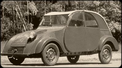 Prototype de la "Toute Petite Voiture" de Citroën : la TPV qui donnera naissance presque dix ans plus tard à la 2cv "Type A".