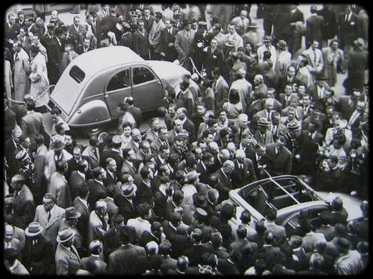En 1948, au Grand Palais à Paris, il y a foule lors du Salon de l'automobile pour découvrir la première présentation de la 2cv type A.
Sa commercialisation effective ne commencera qu'au deuxième semestre 1949.

