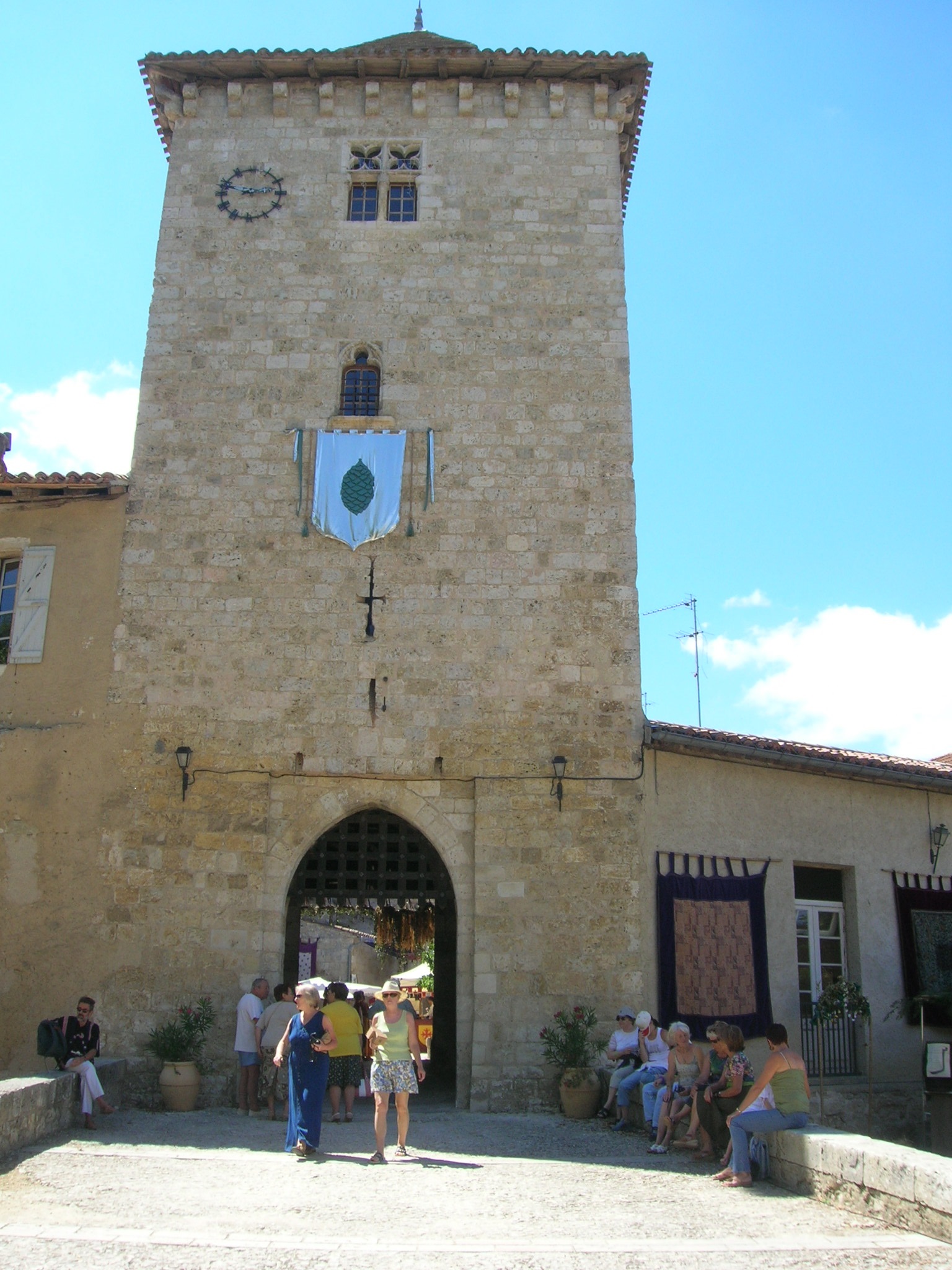Sarrant : porte de ville (14ème siècle)