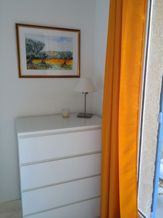 Chambre jaune commode