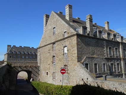 Porte saint jean et caserne bazeilles