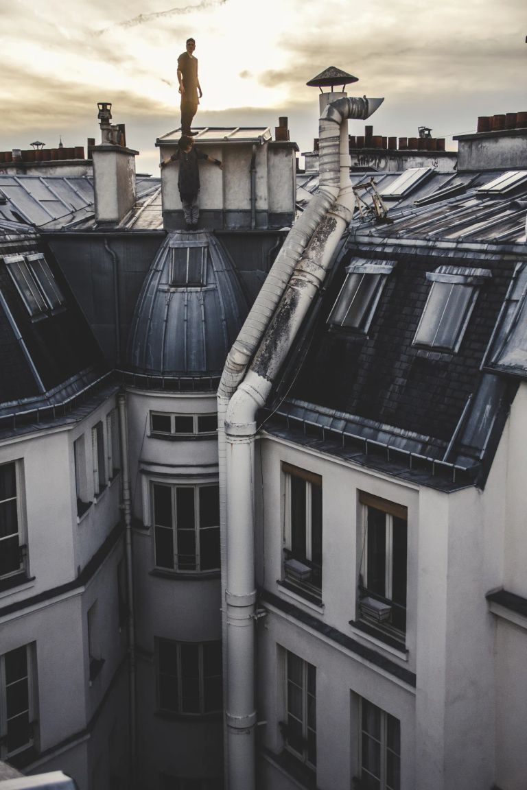 Johan Tonnoir et Simon nogueira sur les toits de Paris par Florian Bernard