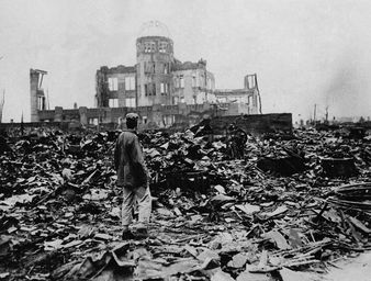 2048x1536 fit homme observe ruines ville hiroshima apres explosion bombe atomique 6 aout 1945