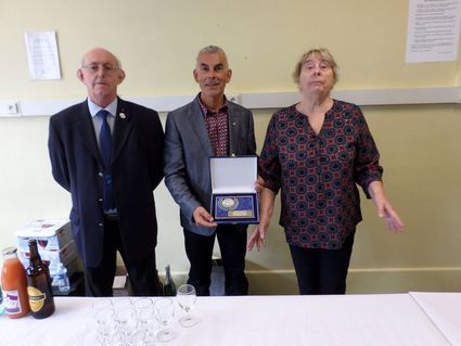Alain Barthélémy, maire adjoint chargé des Sports reçoit la plaquette souvenir du Comité Régional.