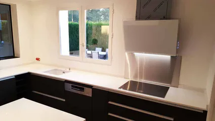 Cuisine laque mat quartz blanc
