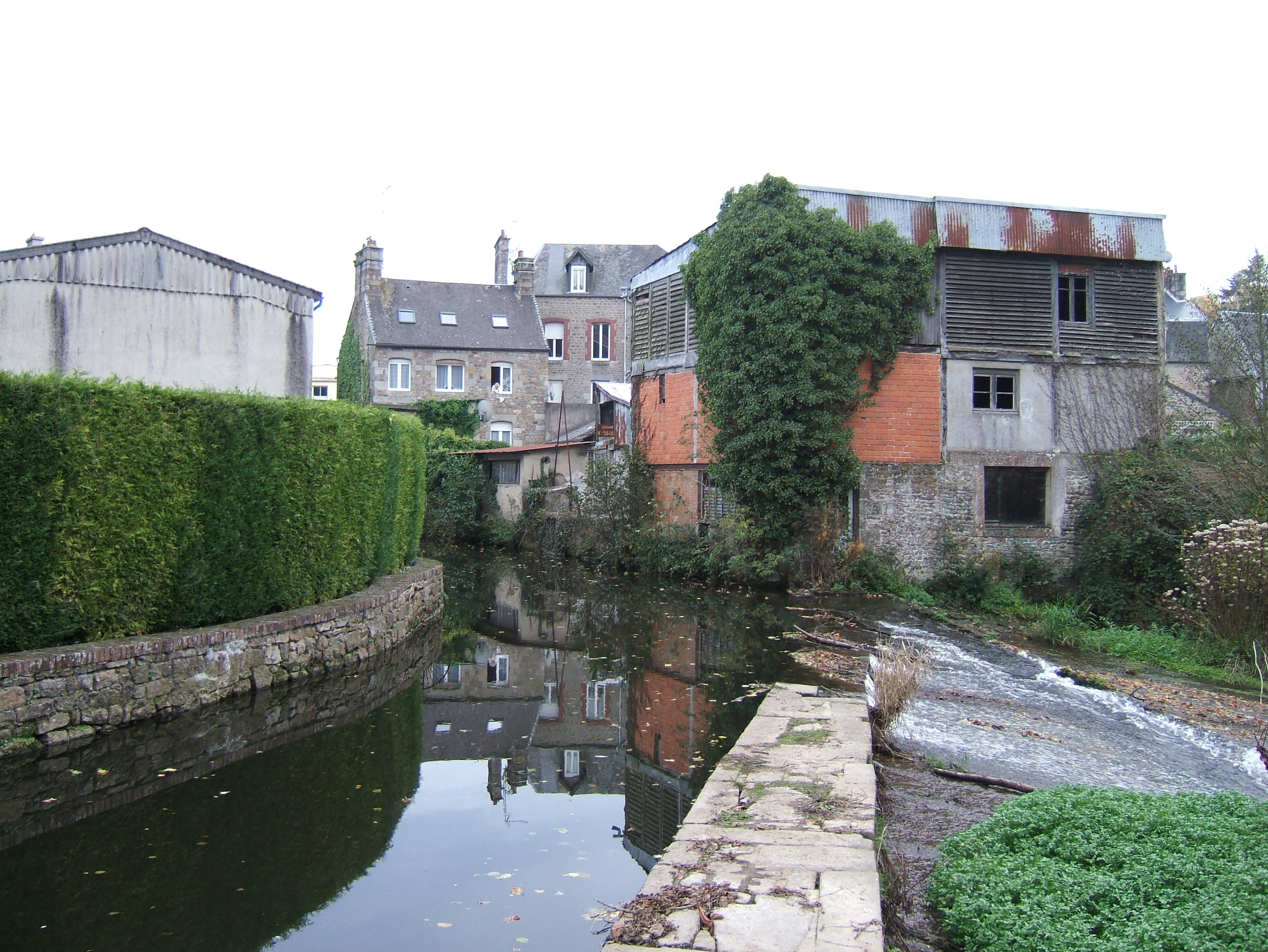 Ancien sechoir de tannerie et debut du bief parc de la commanderie ph clairay 2010 