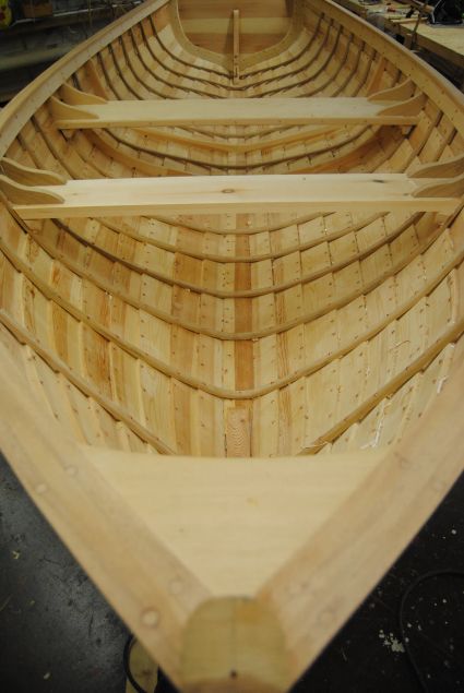 Intérieur d'un bateau à clin en construction
