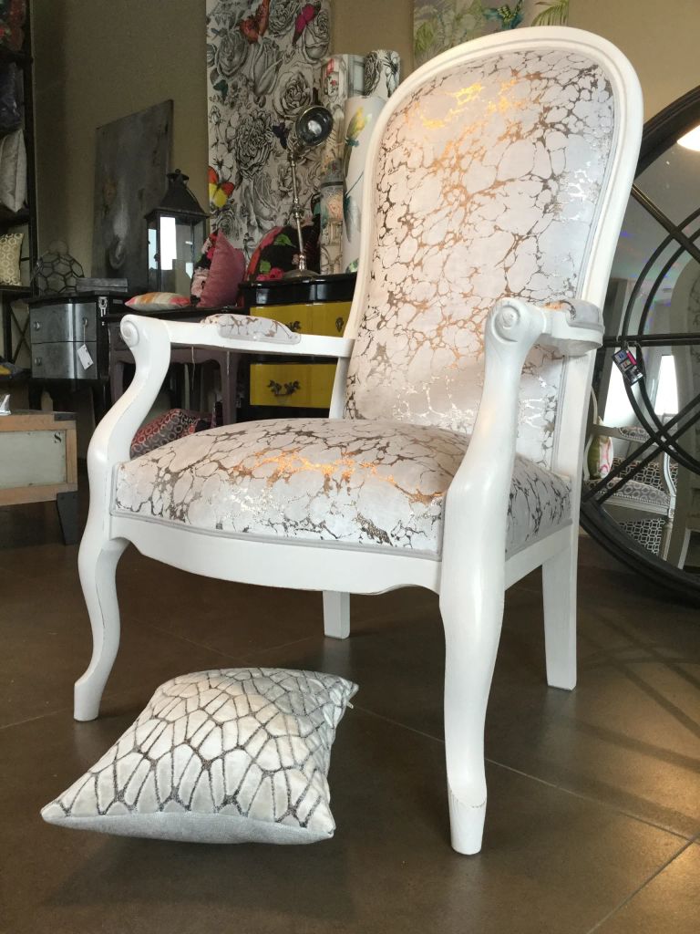 Refection restauration relooking fauteuil chaise canape meuble voltaire 50 tapissier decorateur bordeaux st medard en jalles atelier les renaissances