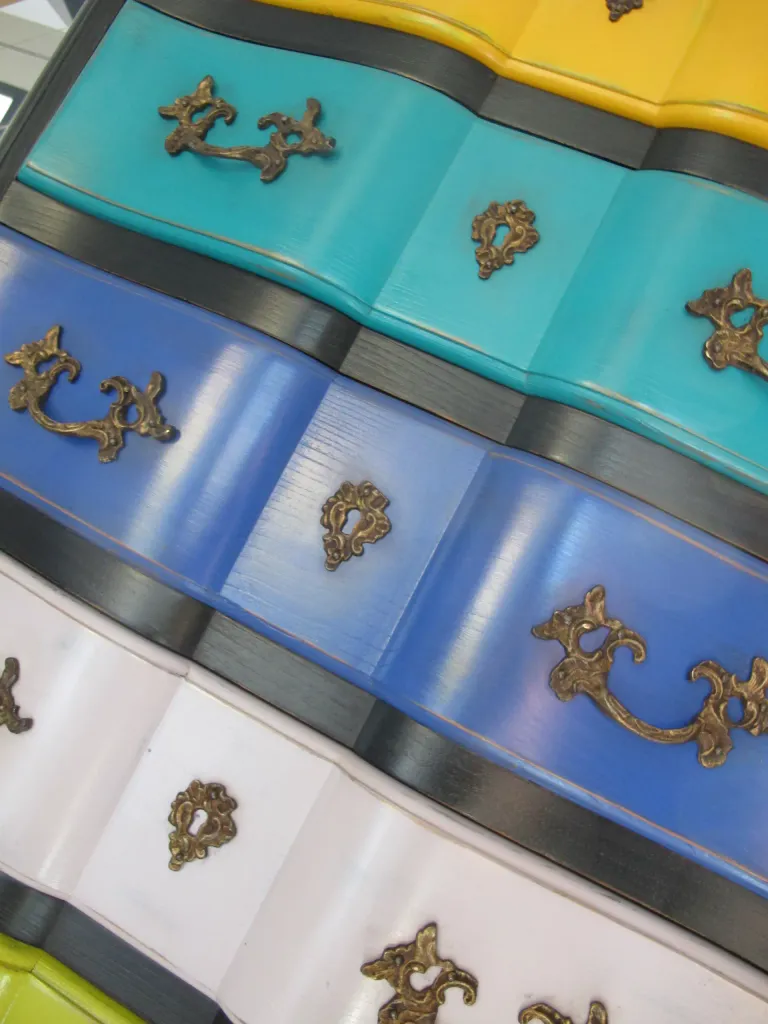 Refection restauration relooking fauteuil meuble semainier chiffonier 32 tapissier decorateur bordeaux saint medard en jalles atelier les renaissances