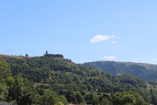 Ruine de la tour du chateau de Merdogne a 6 km environ de 7 rue de la desiree Chalinargues Cantal