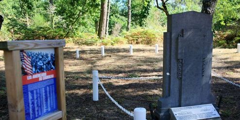 La necropole natus rend hommage aux 956 tirailleurs senegalais morts au camp du courreau sur la commune de la teste de buch ou voisinent des tombent russes et americaines