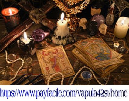 Rituel mystique avec des cartes de tarot des objets magiques et des bougies 83164106