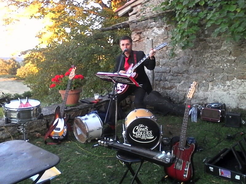 One man band  blues, harmonica chant guitare dobro batterie kazoo ukulele