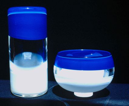 2 vases hublots bleu et blanc photo a rebours