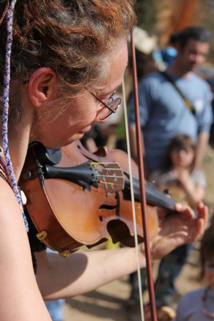 Ninon au violon sur un spectacle de rue