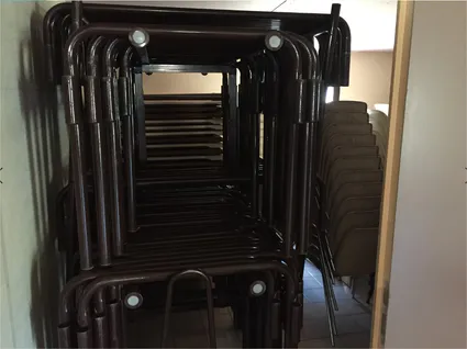 Salle les tables et chaises