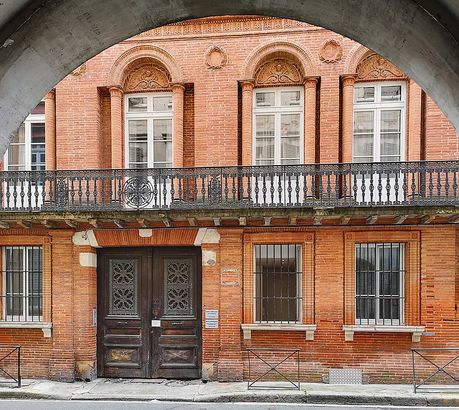 800px Rue du Senechal a Toulouse immeuble neo classique d Auguste Virebent