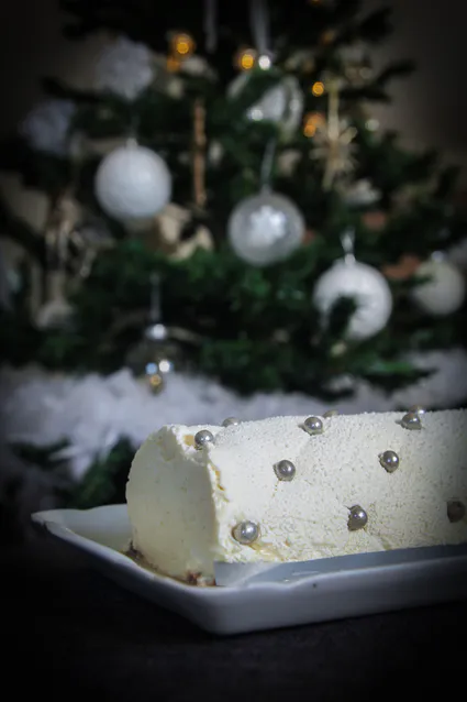 Bûche matelassée vanille à la mangue et passion