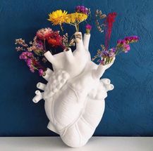 Vase Coeur Love in Bloom Seletti, Porcelaine blanche, existe en version doré. A poser ou à accrocher au mur.
Dimensions : L 16,5 cm x larg. 9 cm x H 25 cm. 
Designer : Marcantonio. 