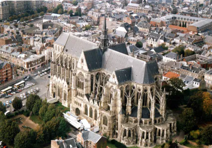 St quentin basilique vue aerienne ville de saint quentin