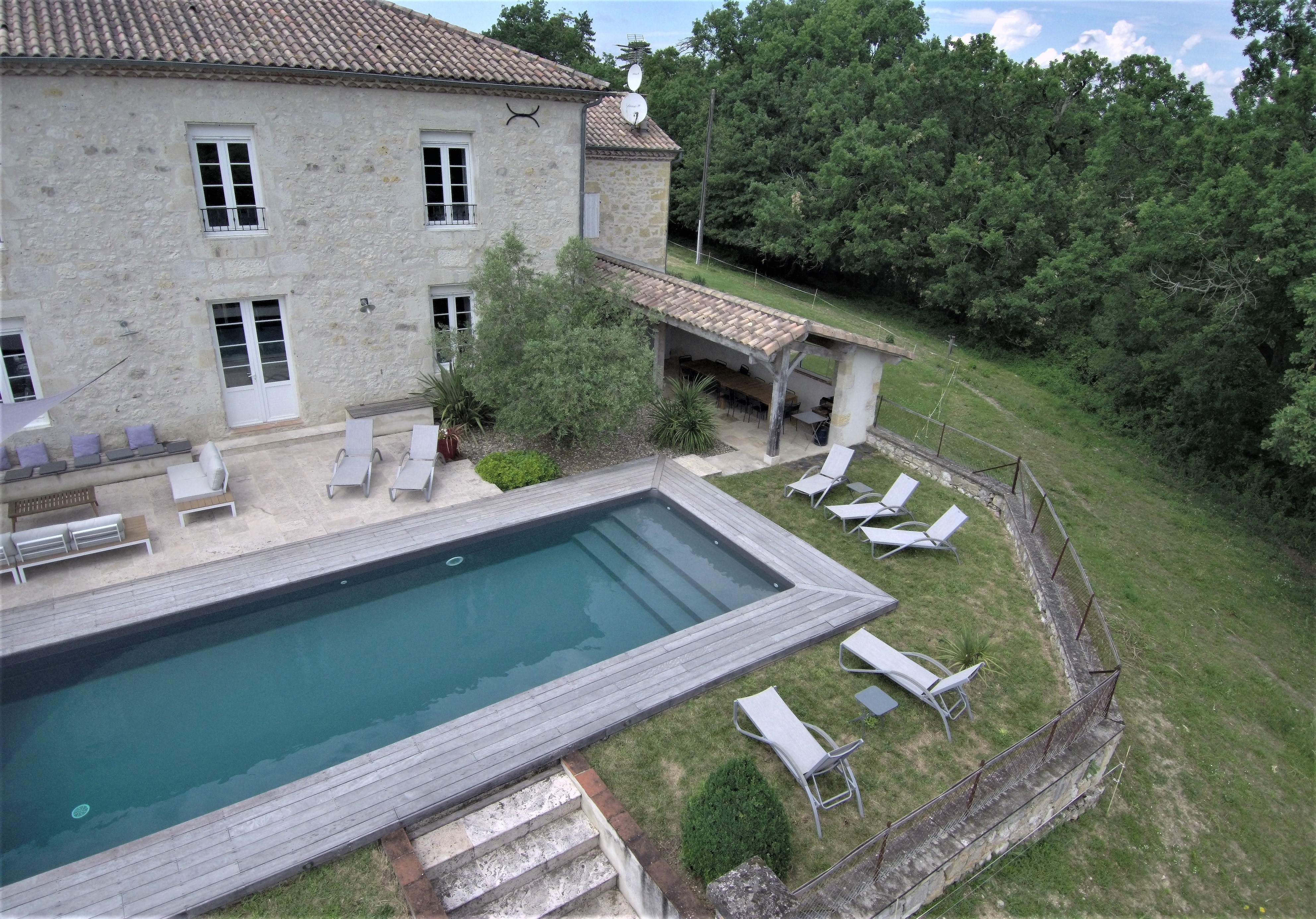 Vue gite de pres drone du Sud