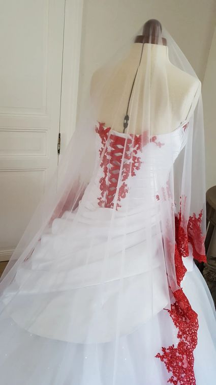 Ateliers collection créateur
Robe de mariée rouge et blanche
Blanche et dentelle rouge