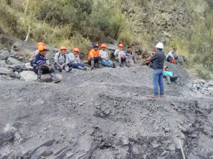 Edwin con los obreros dando cahrlas