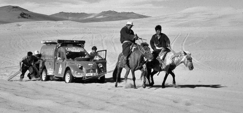 Chevaux-tirent-2cv-Mongolie