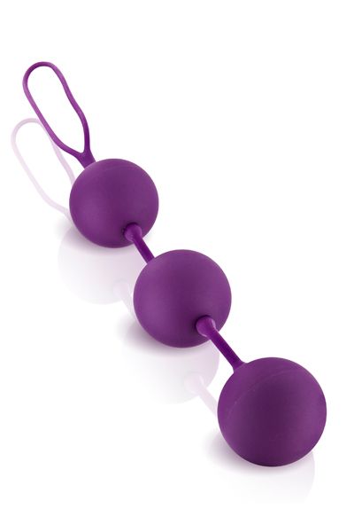 Boules de geisha  TRIO BALLS

Couleur : violette

Multipliez les plaisirs anales ou vaginales avec 3 boules.

Elles renferment une bille qui stimule vos zones érogenes quand vous ètes en mouvement.

Entièrement revouvertes d'une matière douce, elle sont très hygièniques.

Dimensions:

Longueur totale: 25.3cm

Diamètre: 3.6cm