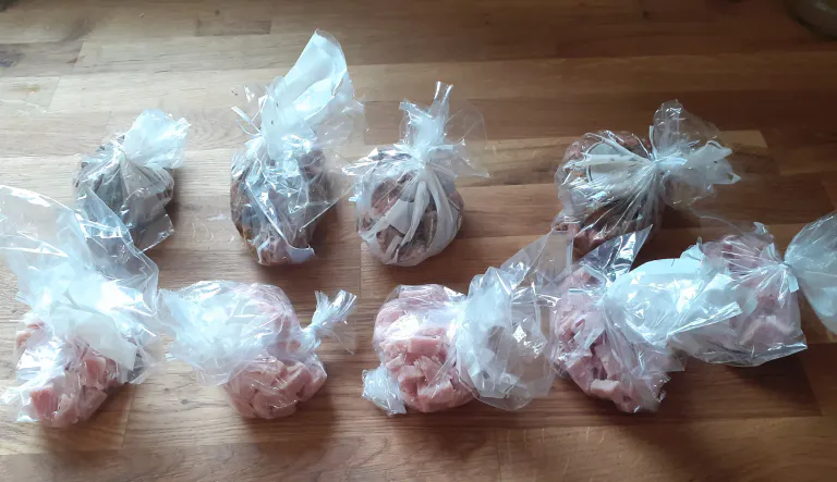 Astuces gourmandes pour chien et chat - Réaliser des friandises à la viande (niveau très facile)